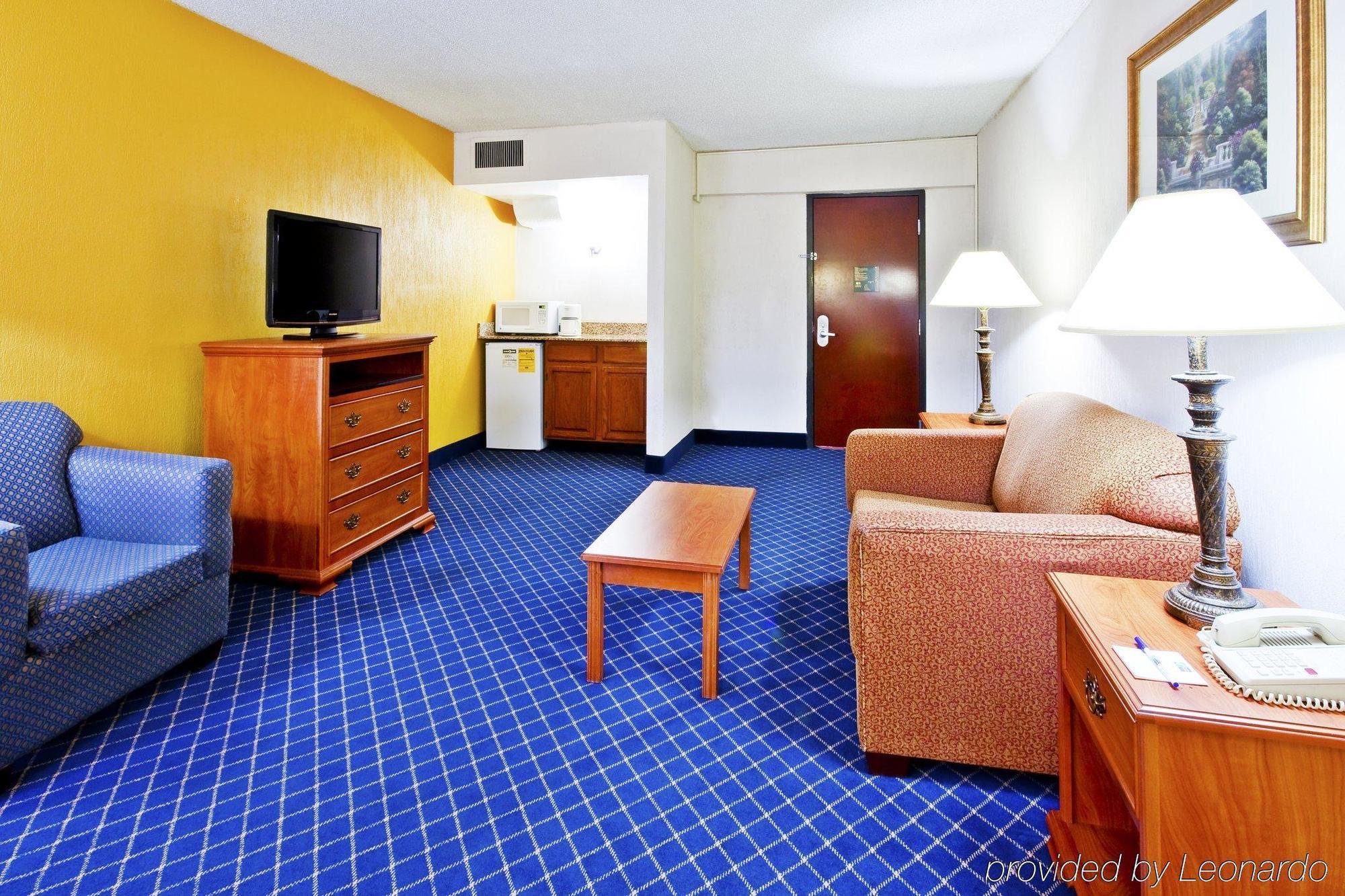 Holiday Inn Express & Suites Nashville-I-40 & I-24 Номер фото