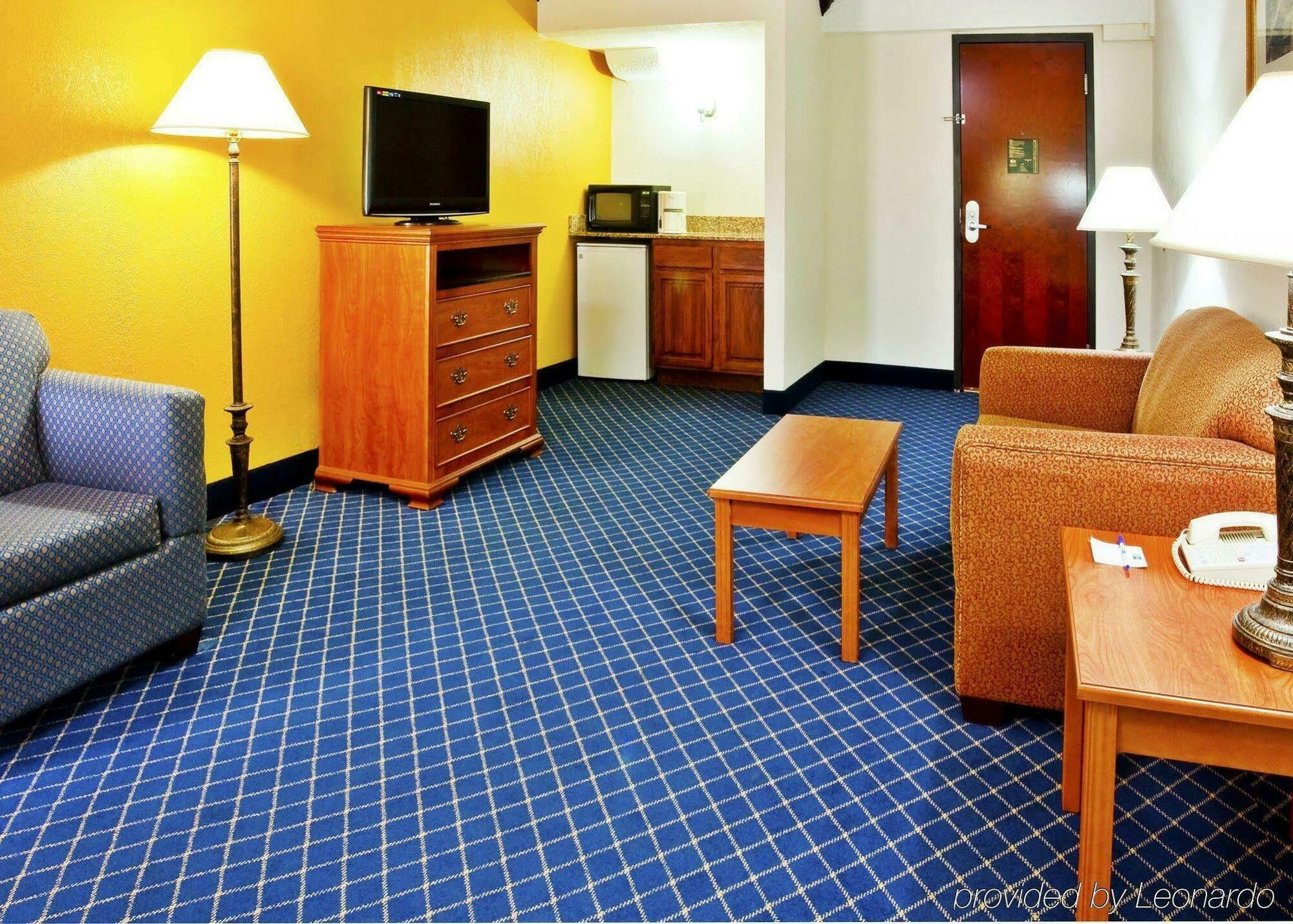 Holiday Inn Express & Suites Nashville-I-40 & I-24 Экстерьер фото